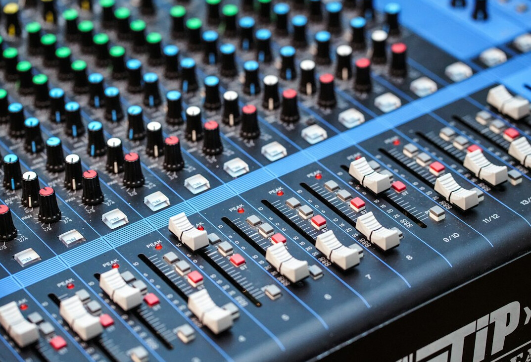 audio mixing console